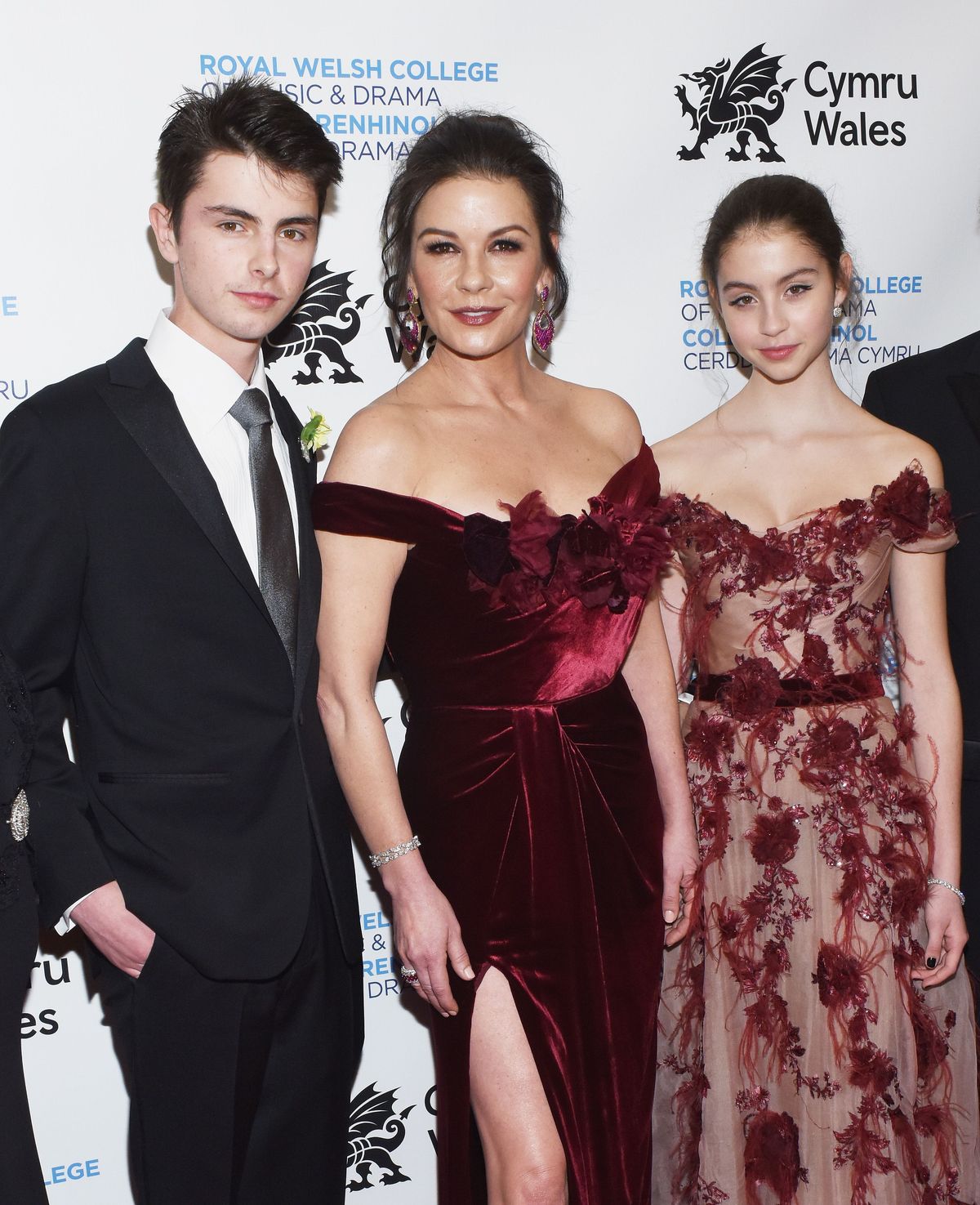 Catherine Zeta-Jones e la figlia Carys Twin in abiti rossi con spalle scoperte