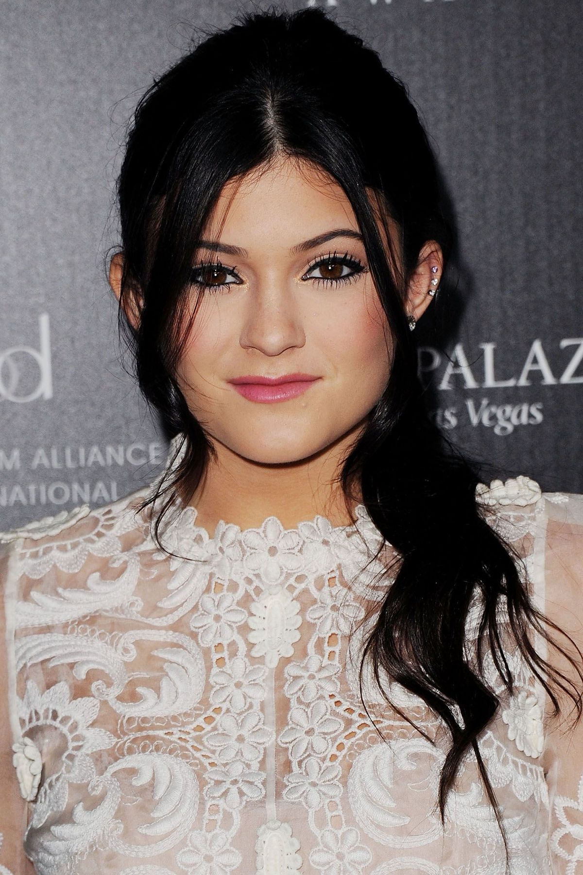 WEST HOLLYWOOD ، CA - 13 نوفمبر: وصلت Kylie Jenner إلى حفل توزيع جوائز Hollywood Style لعام 2011 في Smashbox West Hollywood في 13 نوفمبر 2011 في West Hollywood ، كاليفورنيا. (تصوير جون كوبالوف / فيلم ماجيك)