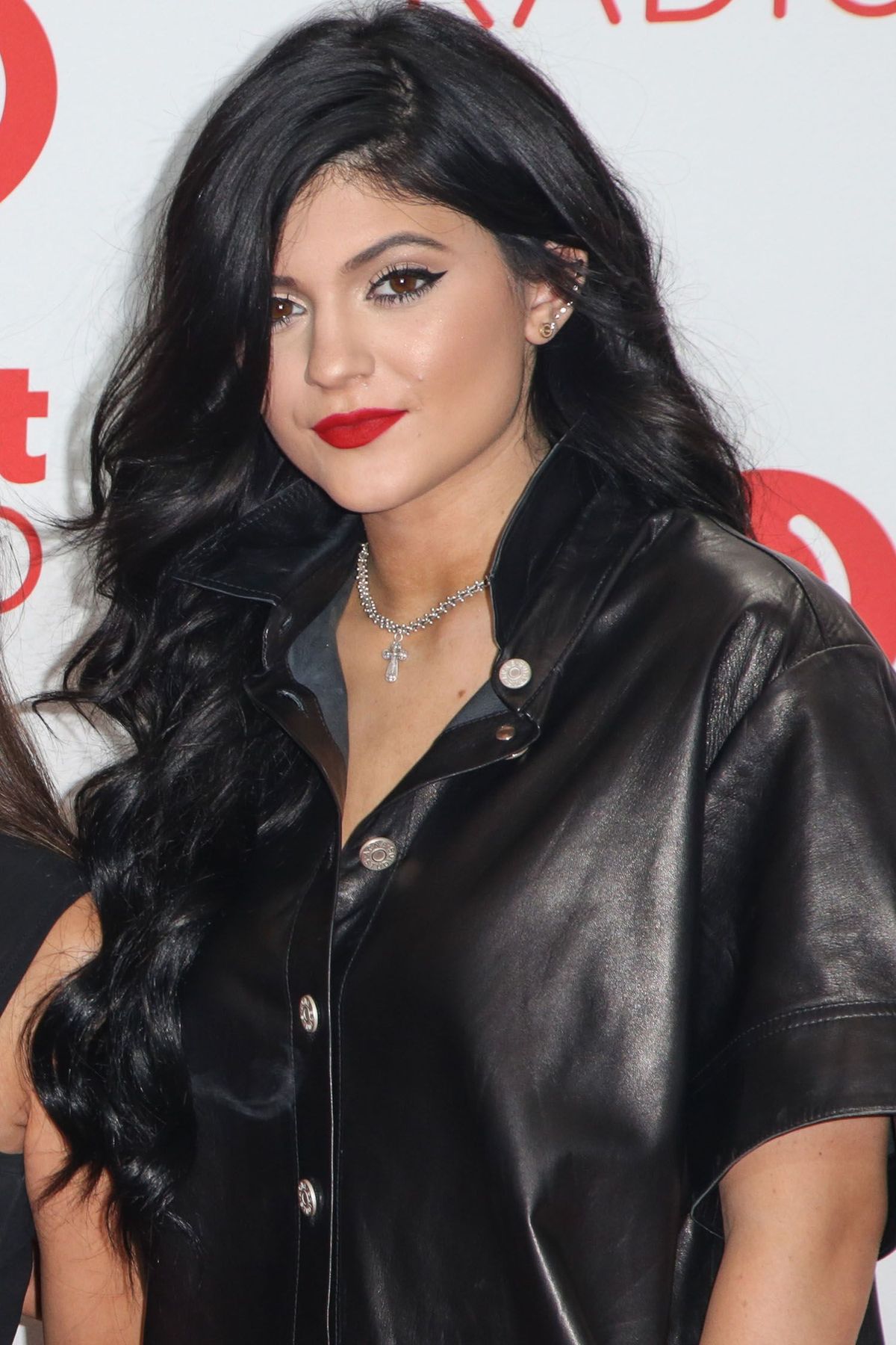 LAS VEGAS ، NV - 21 سبتمبر: شخصية تلفزيونية Kylie Jenner تتواجد في غرفة صور مهرجان الموسيقى iHeartRadio في 21 سبتمبر 2013 في لاس فيجاس ، نيفادا. (تصوير تشيلسي لورين / WireImage)