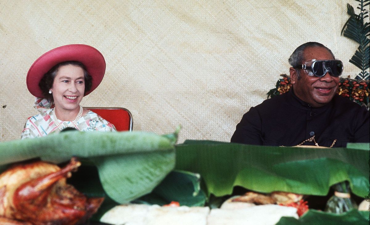 HM Królowa Elżbieta II ma Piknik z Królem Tonga - 1977
