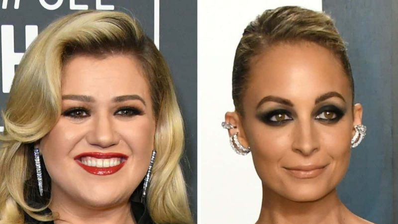   Kelly Clarkson y Nicole Richie en la alfombra roja