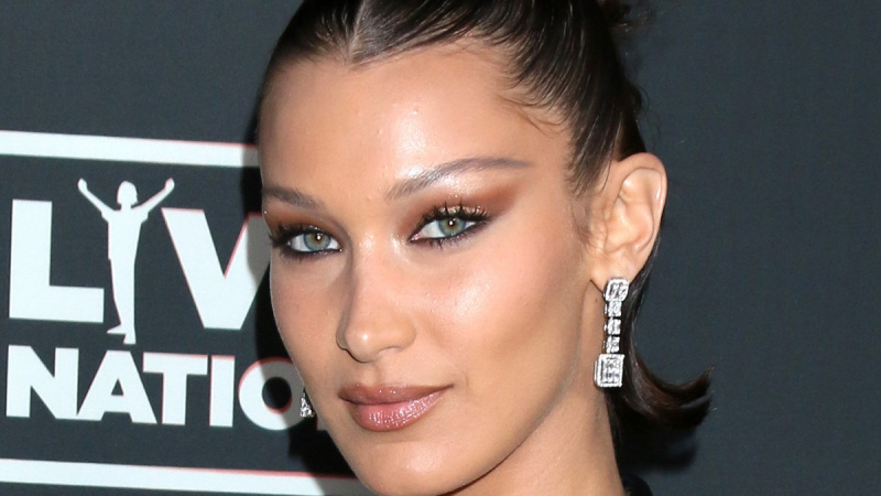   Bella Hadid blizu.