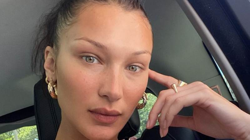   Bella Hadid u toplesu.