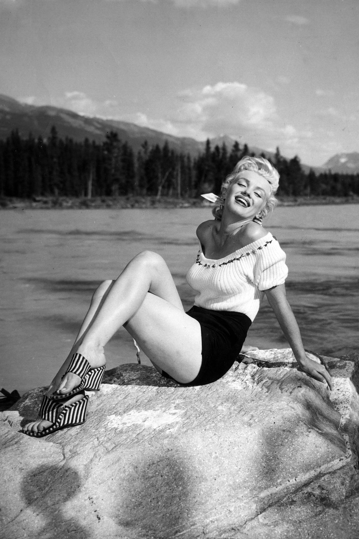 Ljudska noga, Stil, Sjedenje, Ljeto, Koljeno, Jednobojno, Bedro, Model, Jednobojna fotografija, Fotografija,