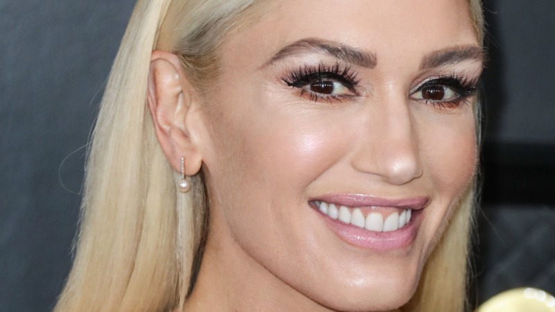 Gwen Stefani si inginocchia per sfoggiare gambe lunghe un miglio