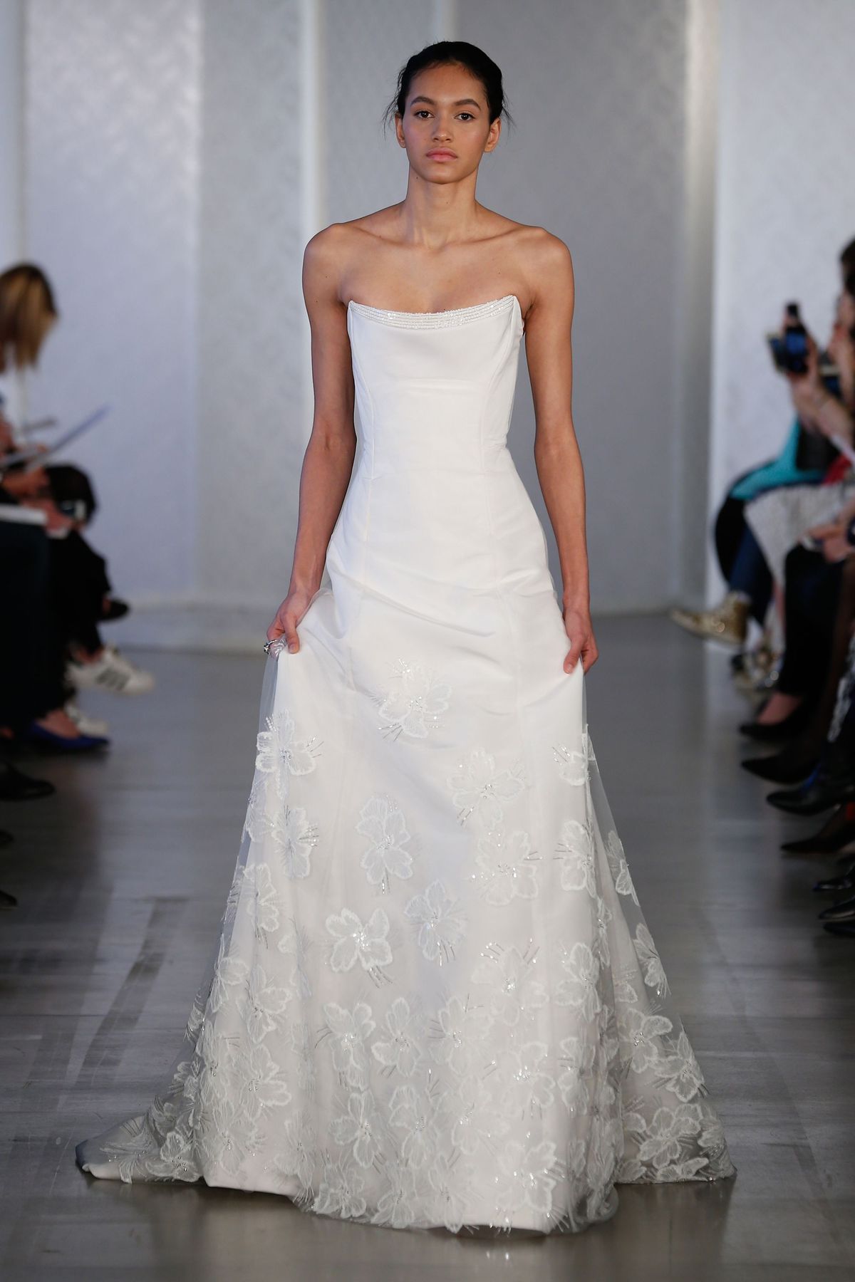 Schulter, Gelenk, Weiß, Kleid, Brautkleidung, Modenschau, Abendgarderobe, Boden, Stil, Taille,