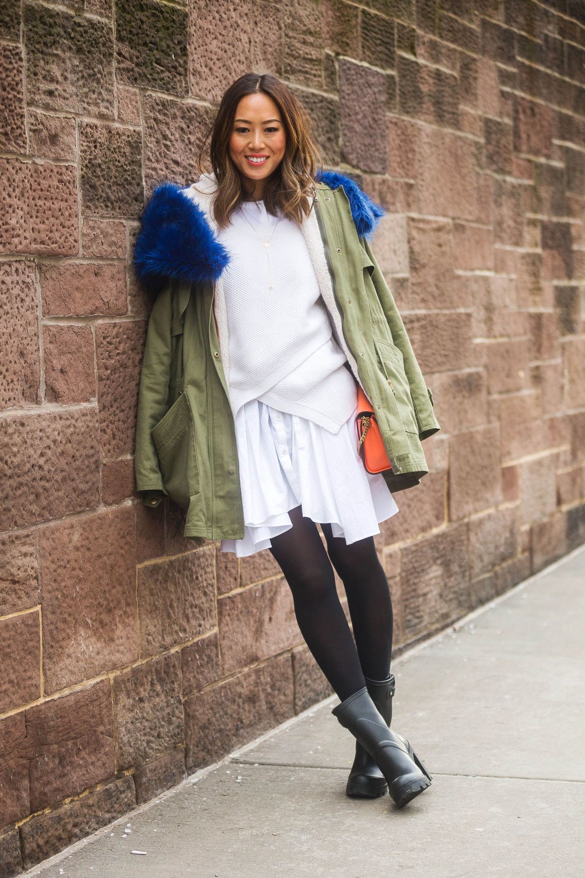 NEW YORK, NY - 12. VELJAČE: Blogerica Aimee Pjesma pjesme o stilu nosi džemper i haljinu Marissa Webb, kvačilo Chloe i čizme Hunter na ulici Manhattan 12. veljače 2015. u New Yorku. (Foto Melodie Jeng / Getty Images)