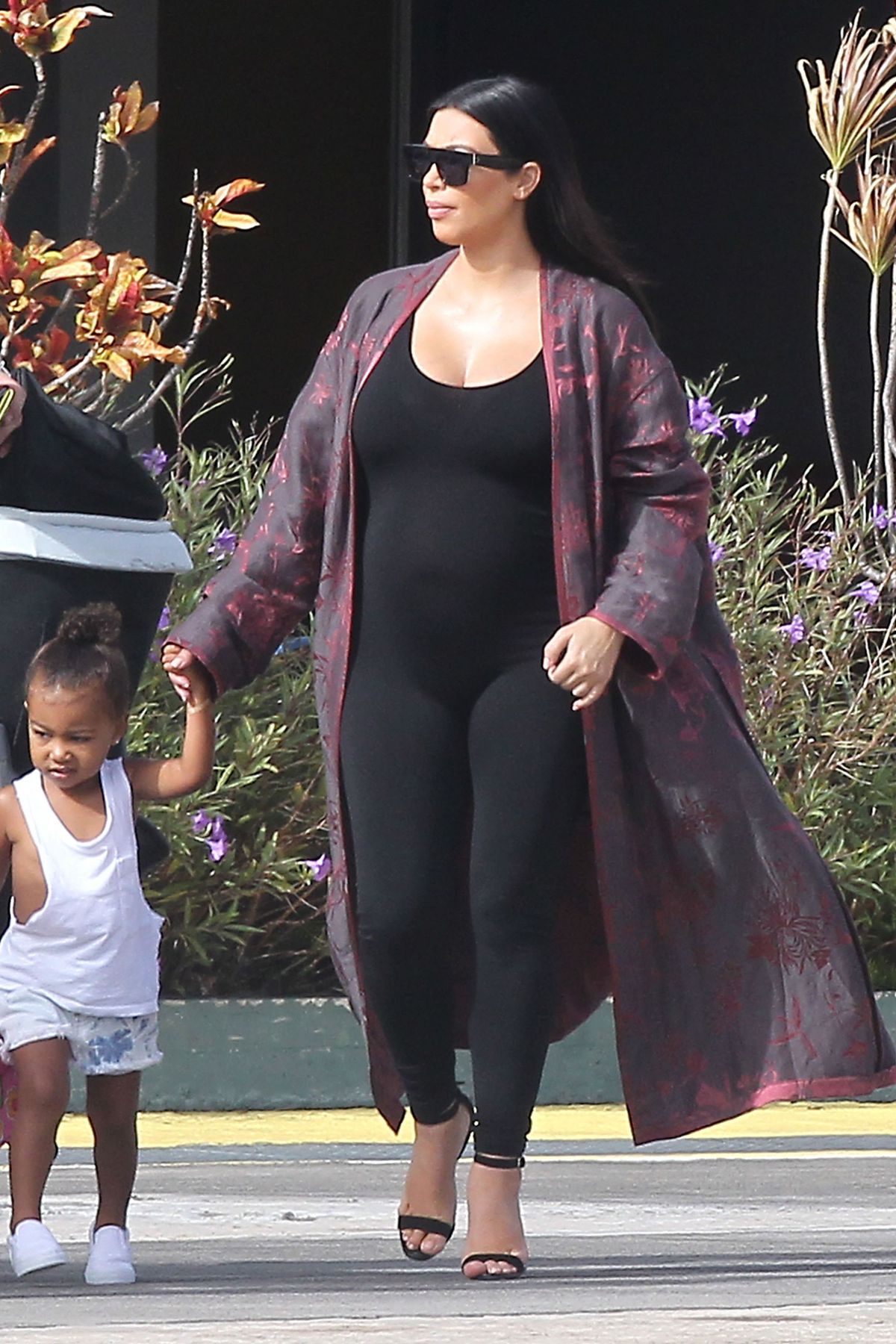 hbz-kim-kardashian-maternity-style-082215
