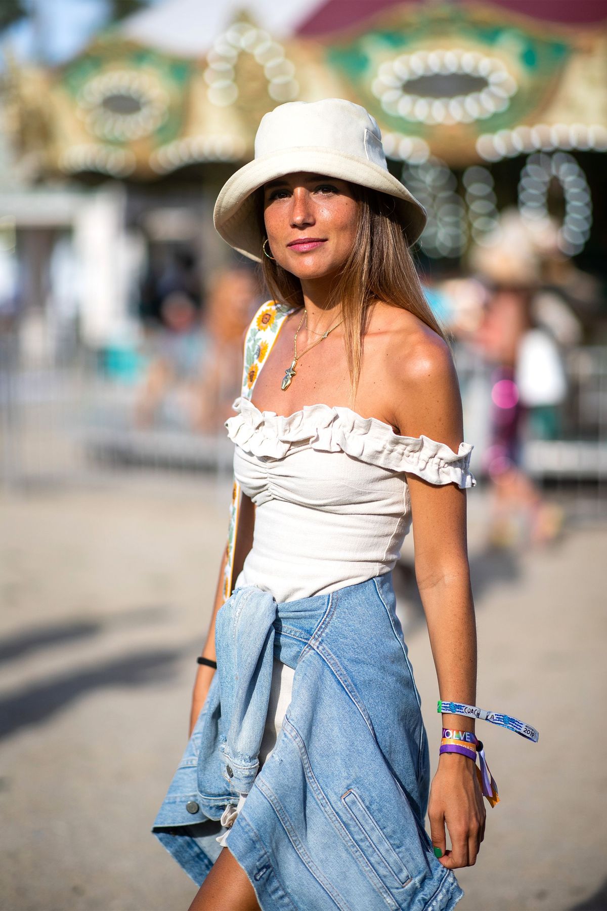 Bijela, Odjeća, Ulična moda, Rame, Ljepota, Moda, Snimka, Šešir, Struk, Ulica,