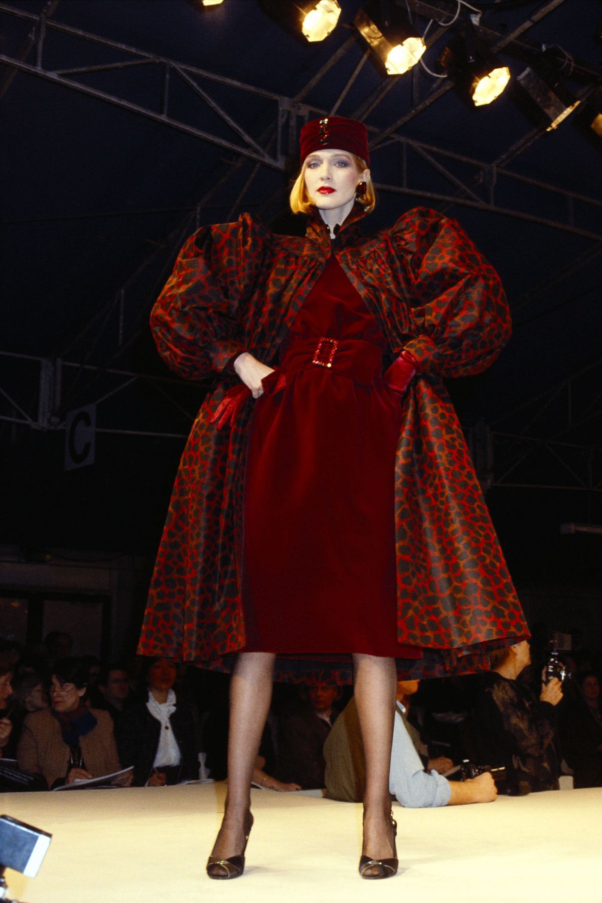 Moda, pokaz mody, odzież, modelka, projektowanie mody, pas startowy, wydarzenie, wydarzenie publiczne, odzież wierzchnia, haute couture,