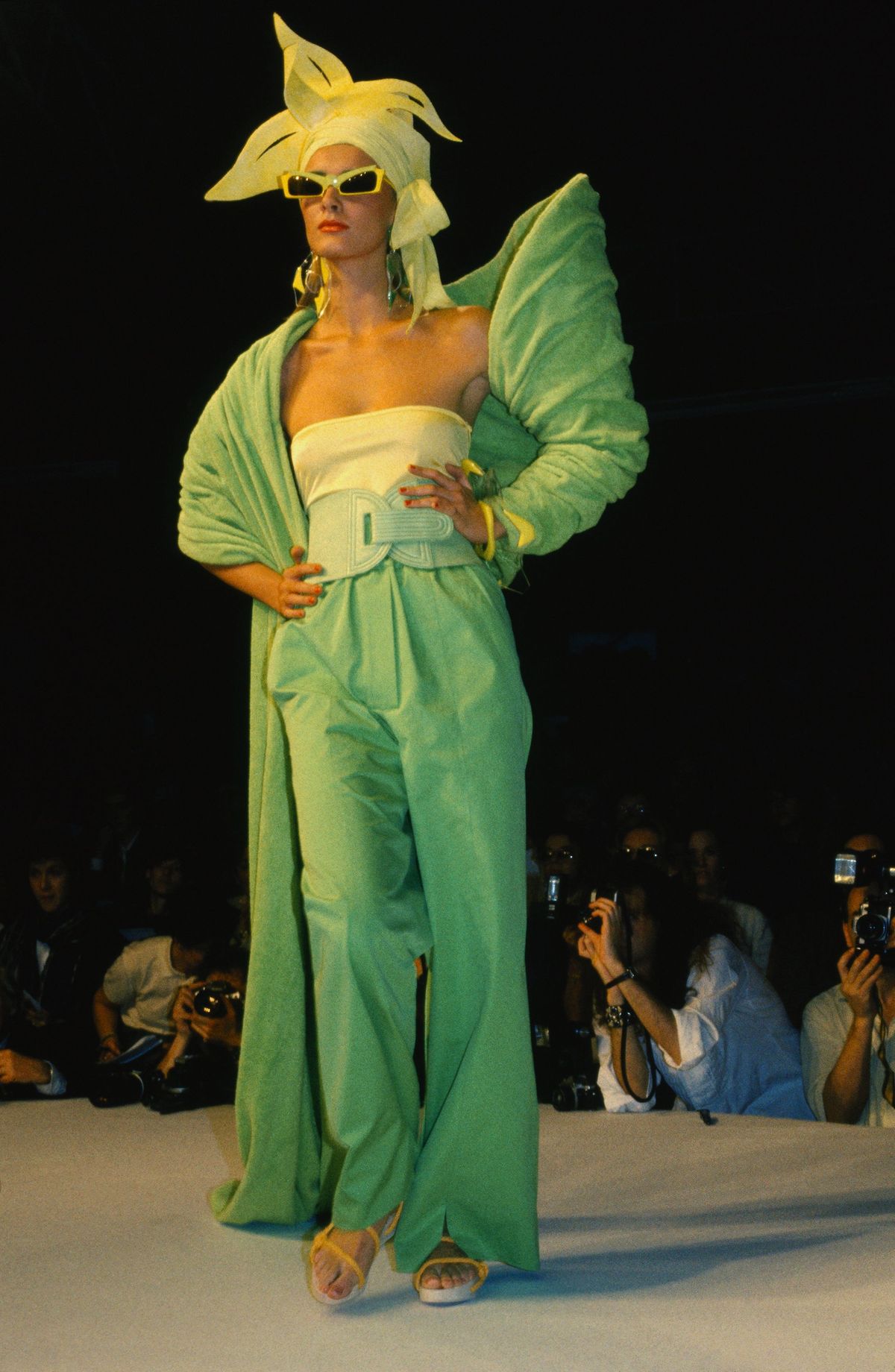 Moda, zielony, pokaz mody, żółty, projektowanie mody, wydarzenie, sztuka performance, projektowanie kostiumów, wydajność, kostium,