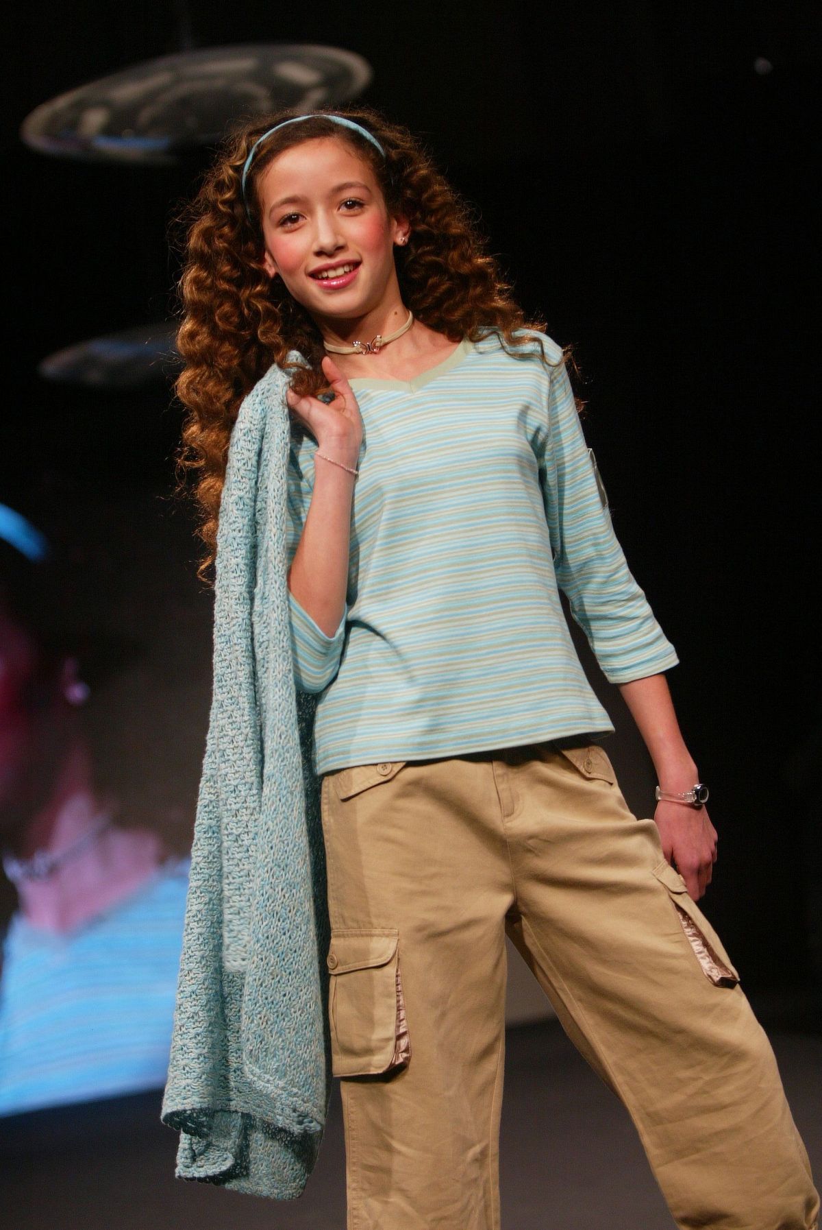 Styl, Khaki, moda, spodnie Khaki, długie włosy, spodnie od garnituru, dramat, torba, modelka, pokaz mody,