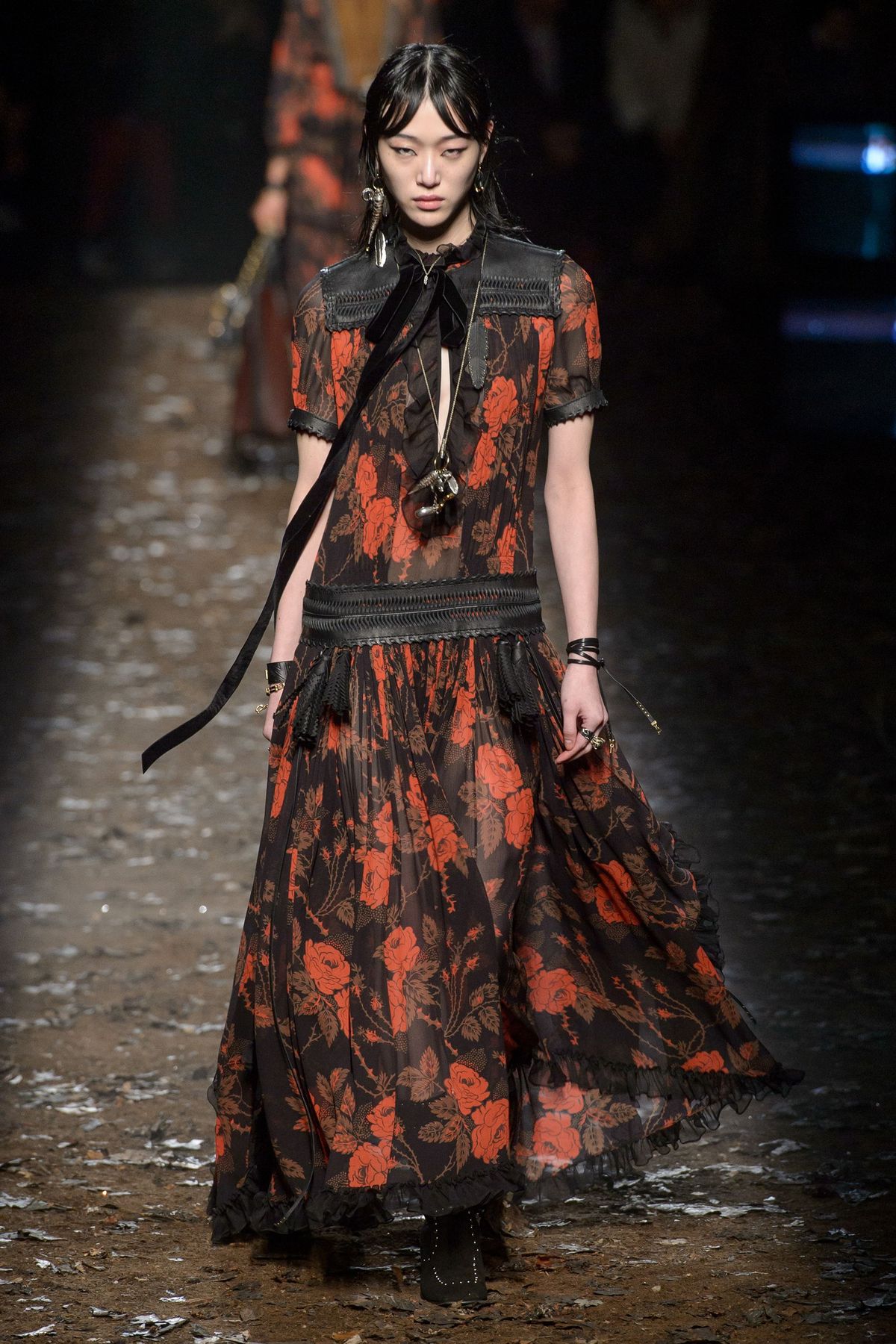 Moda, pas startowy, pokaz mody, modelka, wydarzenie, wydarzenie publiczne, haute couture, projektowanie mody, sukienka, wydajność,