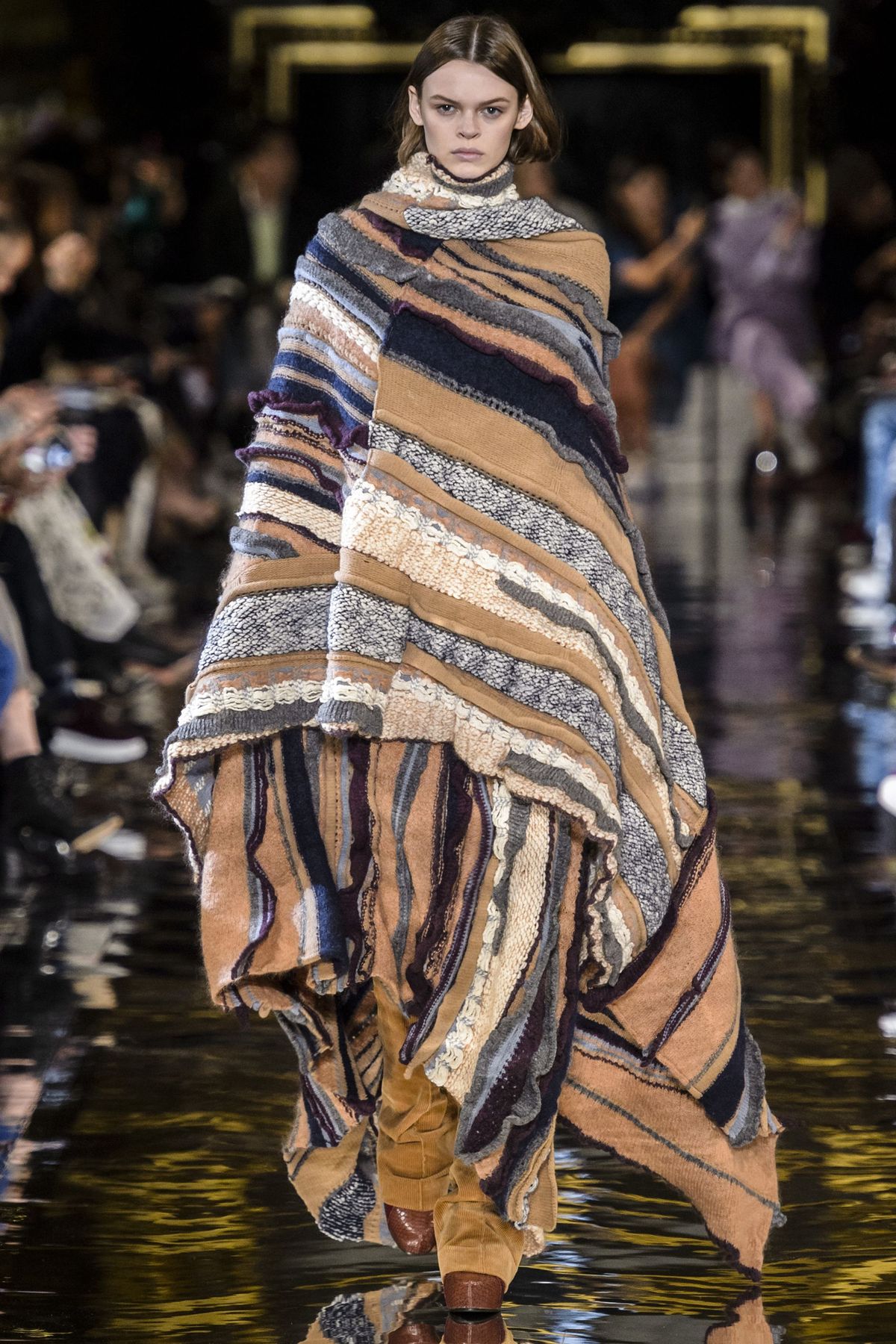 Moda, pas startowy, pokaz mody, odzież, modelka, odzież wierzchnia, projektowanie mody, haute couture, sukienka, wydarzenie,