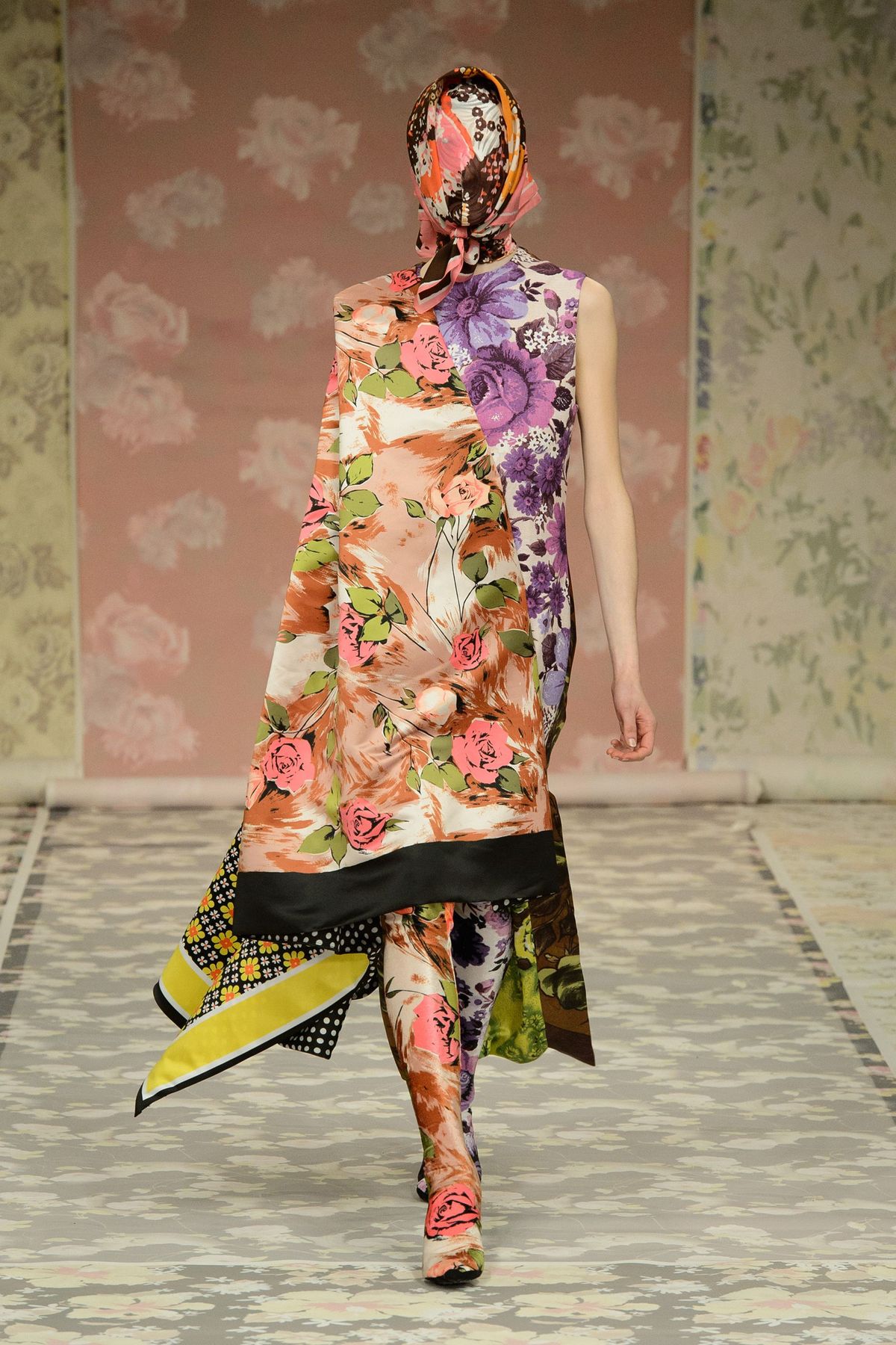 Modelka, moda, odzież, pas startowy, pokaz mody, różowy, projektowanie mody, sukienka, haute couture, brzoskwinia,