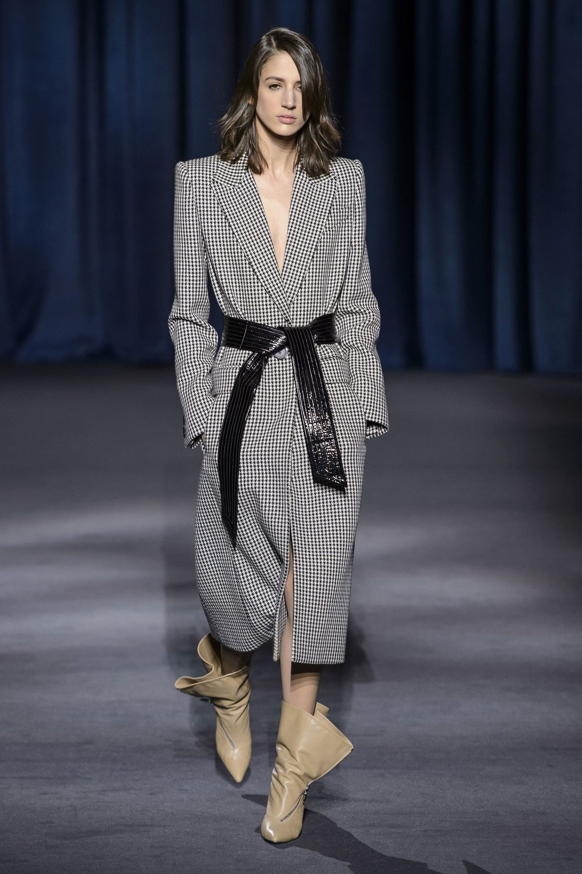 Modelka, pokaz mody, moda, pas startowy, odzież, wydarzenie publiczne, haute couture, projektowanie mody, odzież wierzchnia, człowiek,