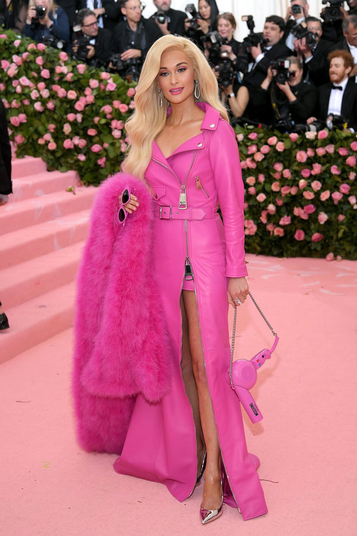 Różowy, Odzież, Moda, Haute couture, Modelka, Czerwony dywan, Odzież wierzchnia, Magenta, Dywan, Moda uliczna,