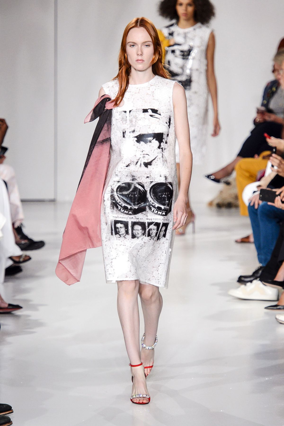 Modelka, Pokaz mody, Pas startowy, Moda, Biały, Odzież, Ramię, Projekt mody, Sukienka, Człowiek,