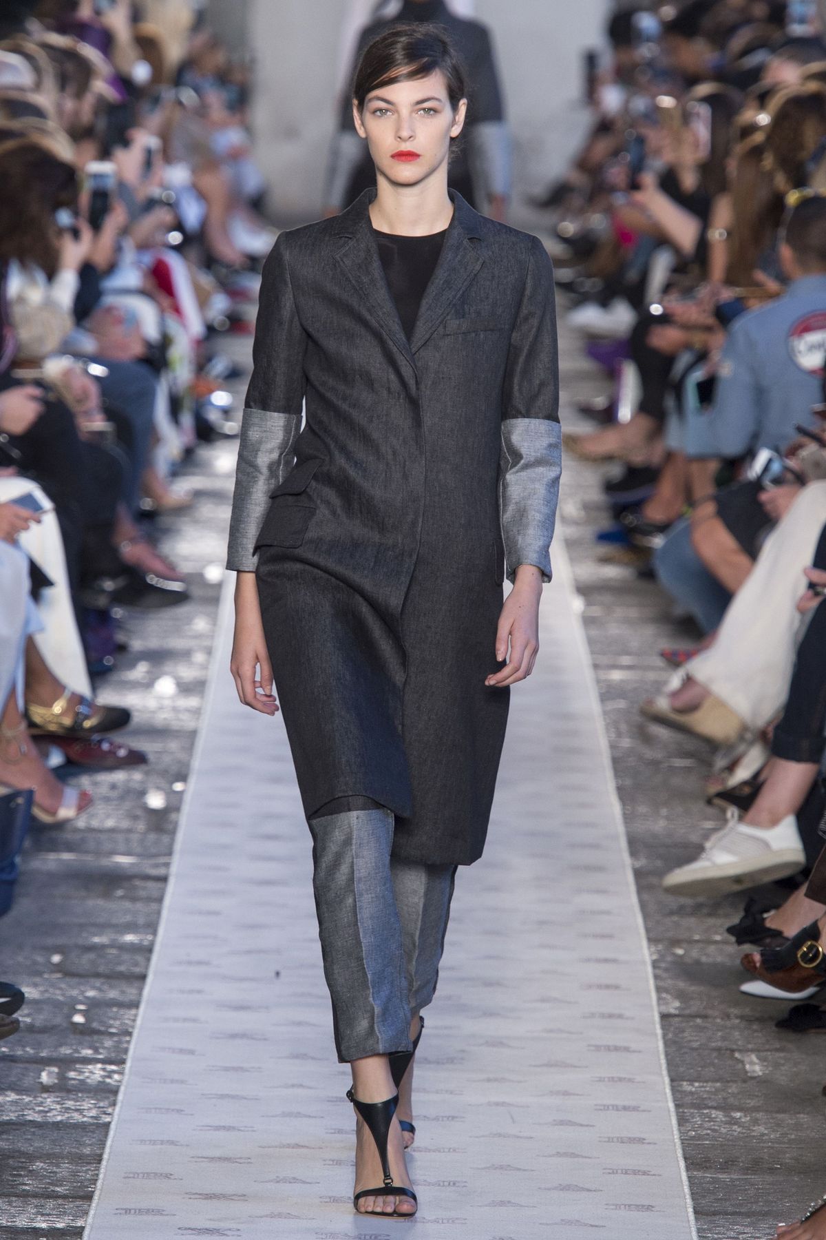 Moda, modelka, pokaz mody, pas startowy, odzież, moda uliczna, haute couture, obuwie, wydarzenie publiczne, odzież wierzchnia,