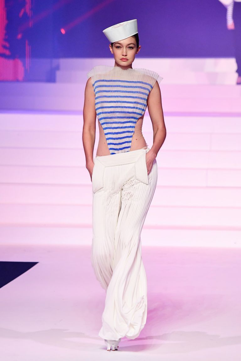 Modello di moda, Sfilata di moda, Moda, Abbigliamento, Bianco, Pista, Evento pubblico, Design della moda, Umano, Alta moda,