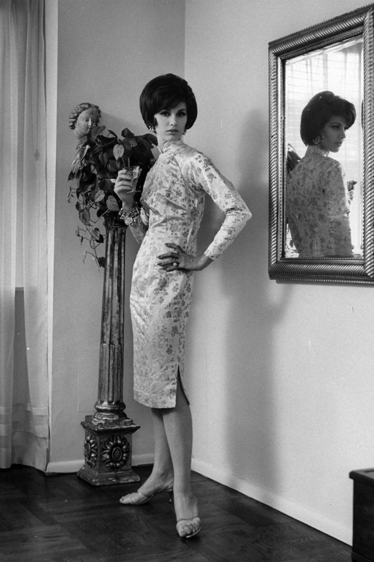 Fotografija, Stajanje, Retro stil, Rame, Moda, Haljina, Vintage odjeća, Crno-bijelo, Noga, Fotografija,