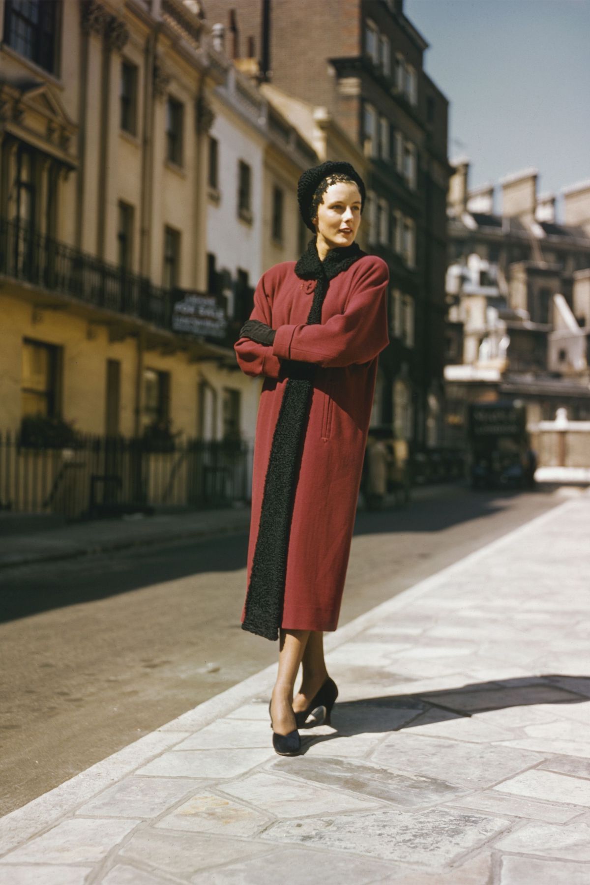 Manica, In piedi, Moda di strada, Marrone rossiccio, Abbigliamento vintage, Abito intero, Design alla moda, Vestaglia, Caviglia, Cappotto,
