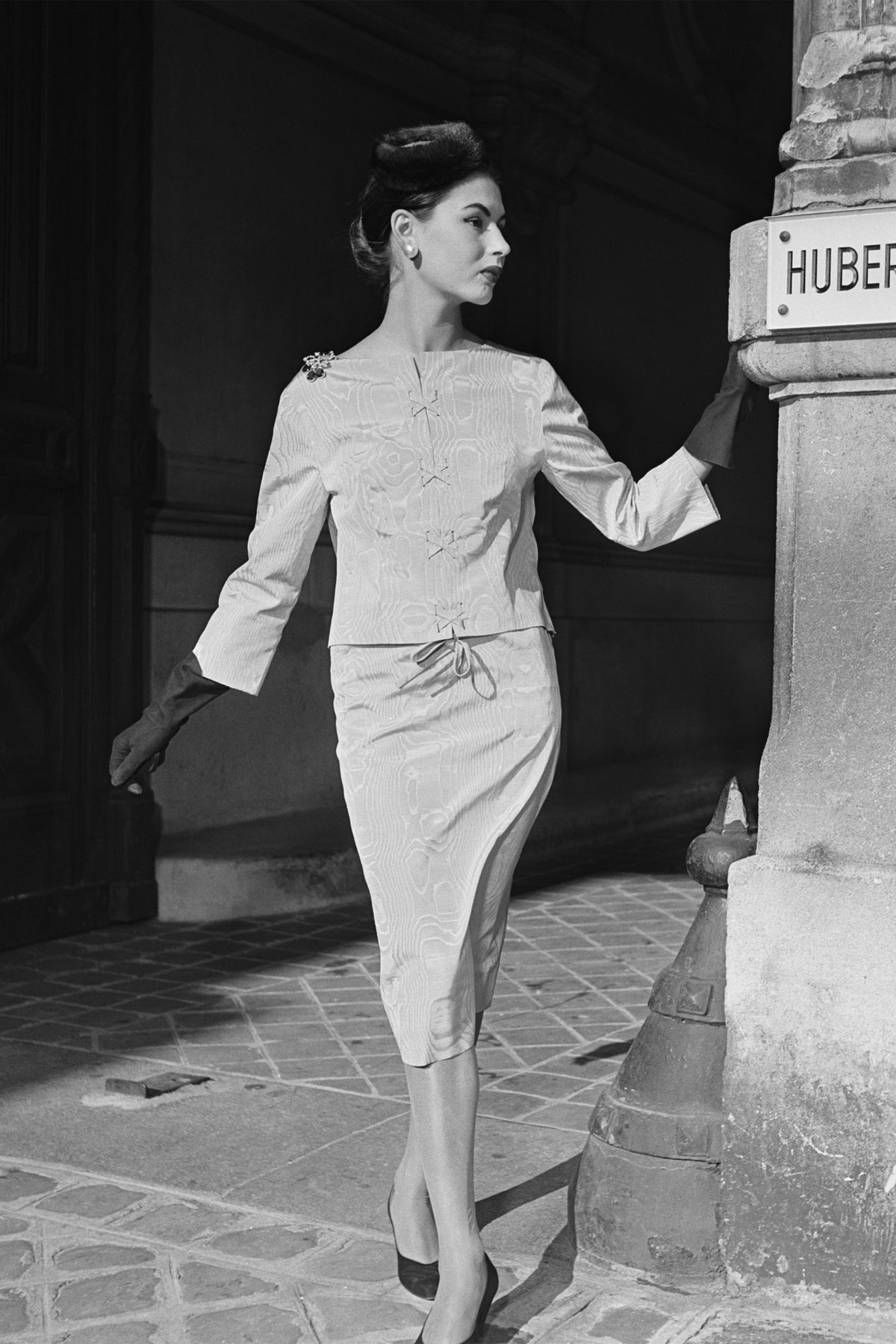 Bianco, Fotografia, In piedi, Stile retrò, Bianco e nero, Moda, Istantanea, Spalla, Modello di moda, Gamba,