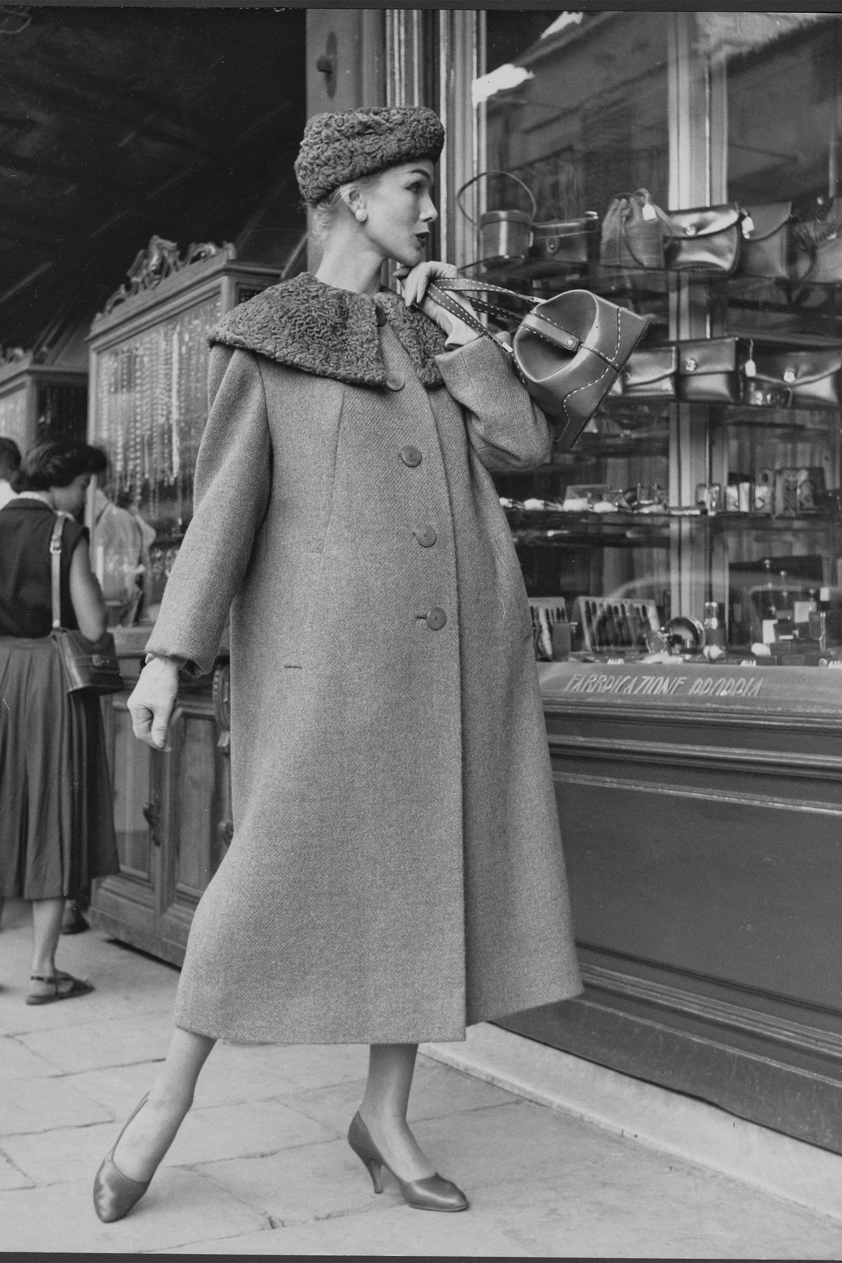 In piedi, soprabito, abbigliamento vintage, monocromatico, moda di strada, redingote, trench, mensola, strumento a fiato, strumento a fiato,