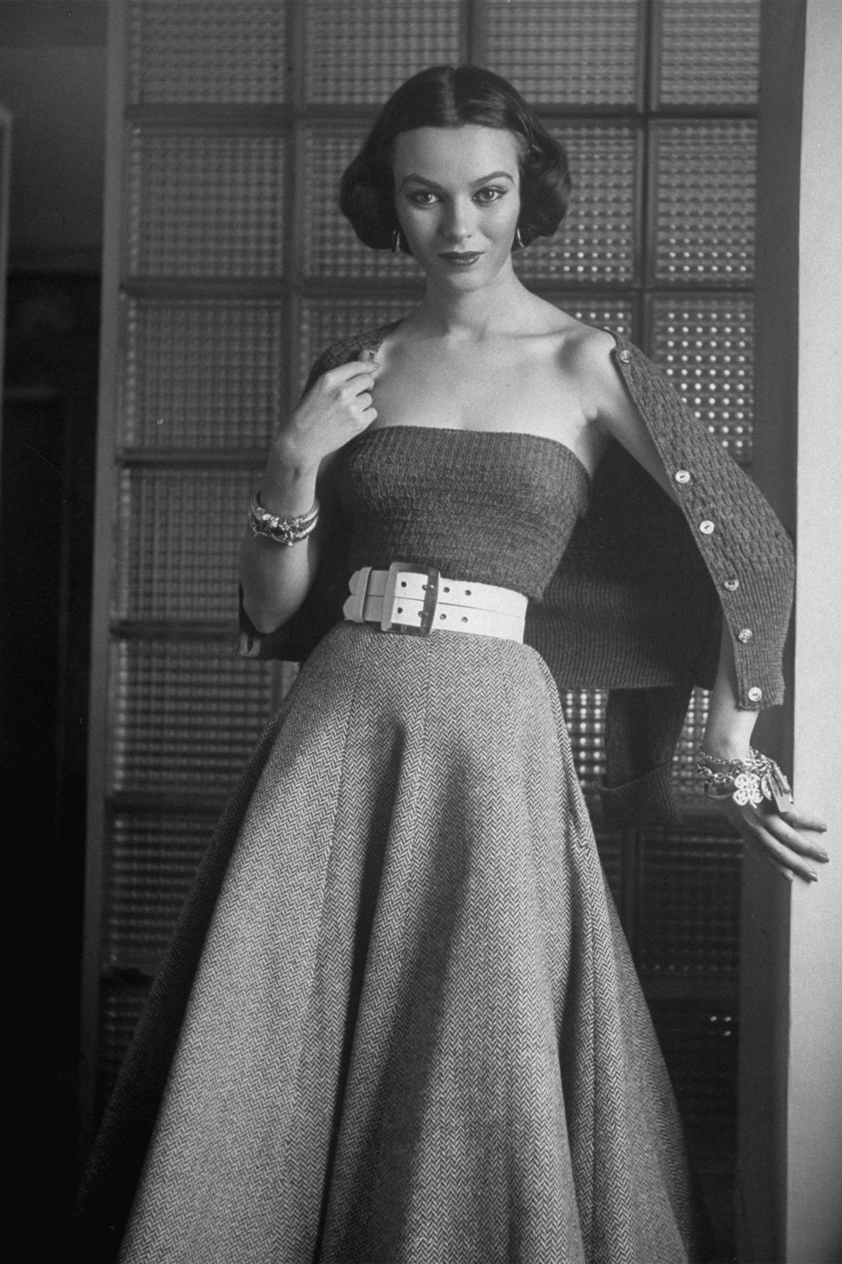 Fotografia, nero, abbigliamento, abito, spalla, in piedi, stile retrò, bellezza, abito, moda,