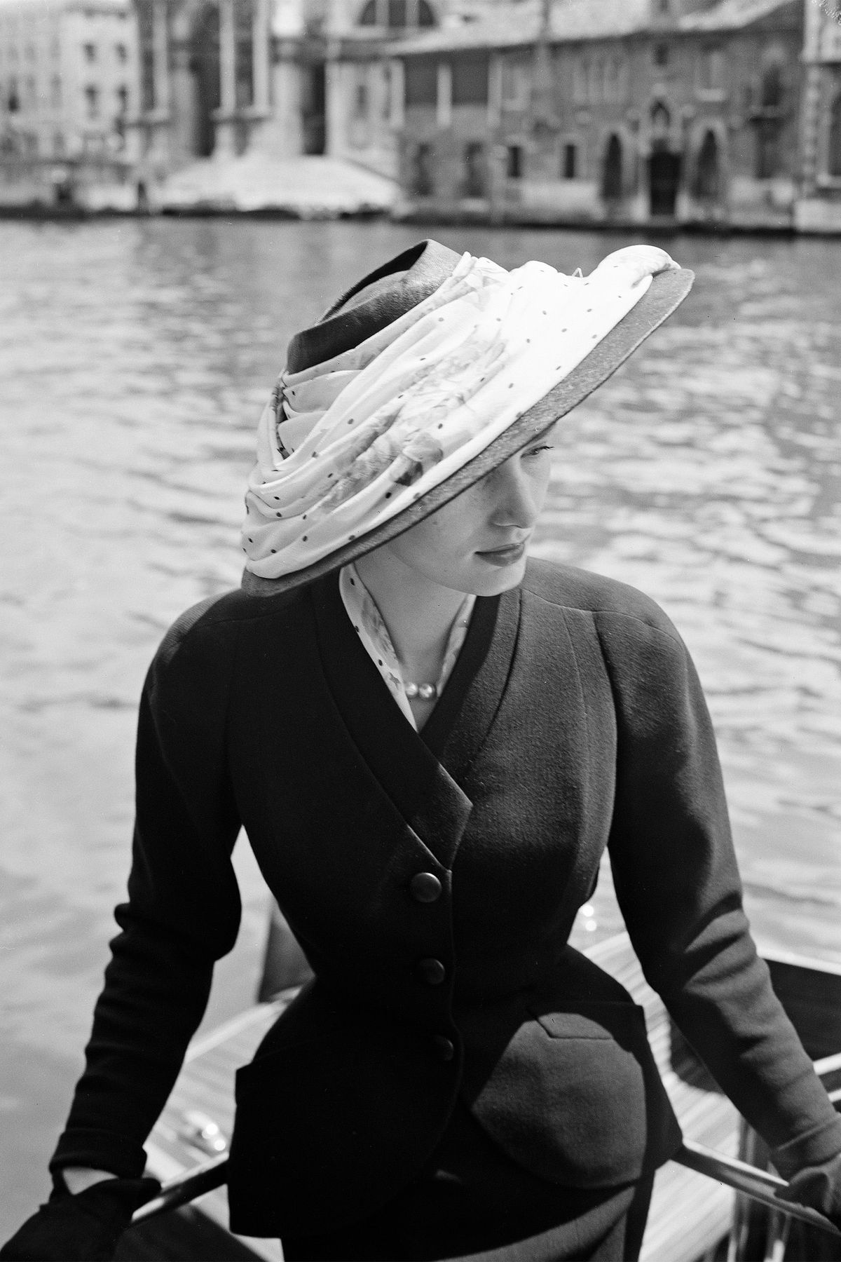 Cappello, Monocromatico, Via navigabile, Seduta, Stile, Copricapo, Cappello da sole, Bianco e nero, Fotografia monocromatica, Fedora,