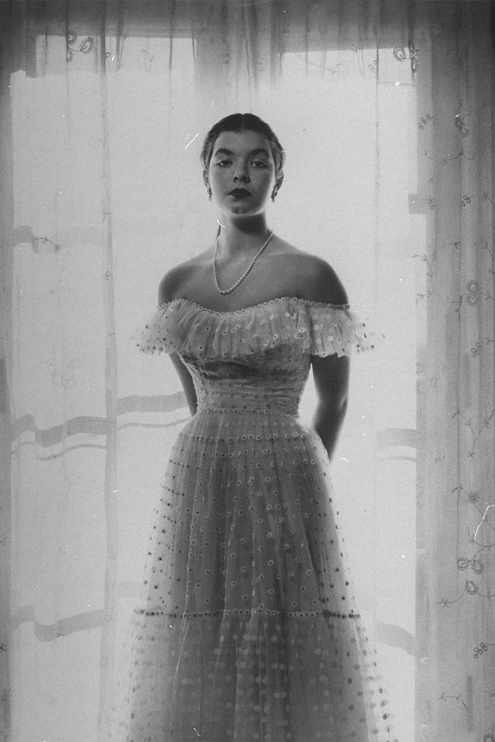 Fotografia, in piedi, bianco, abbigliamento, abito, bellezza, bianco e nero, istantanea, moda, spalla,