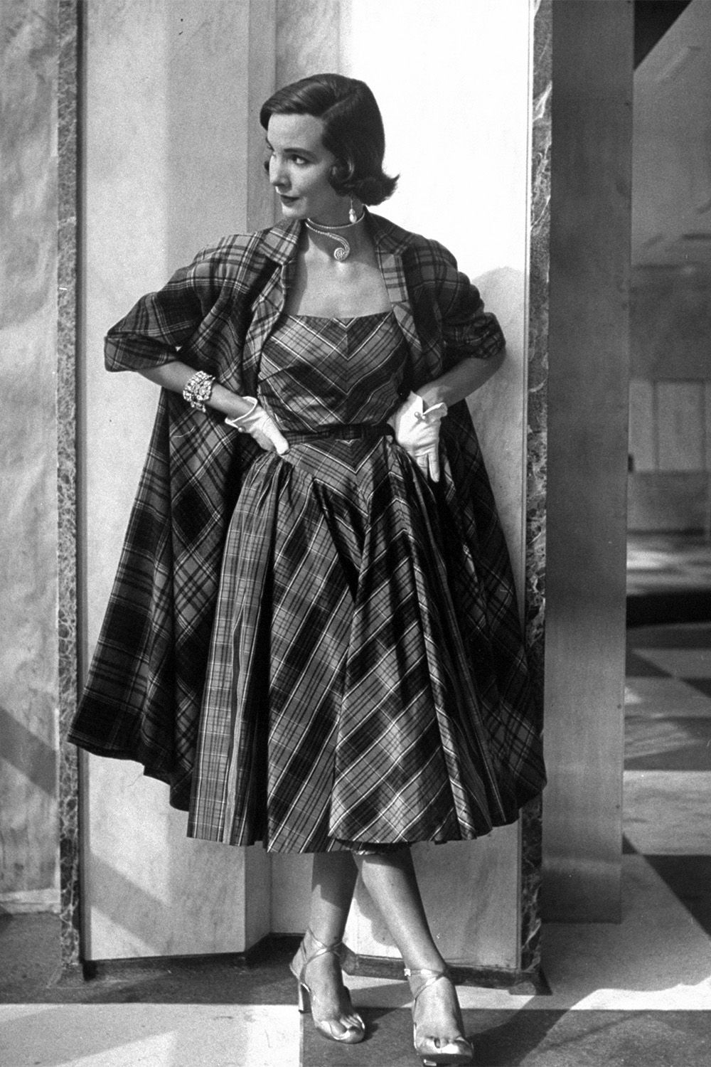 Abbigliamento, manica, scarpa, tessuto, modello, stile, abito, indumento monopezzo, monocromatico, abbigliamento vintage,