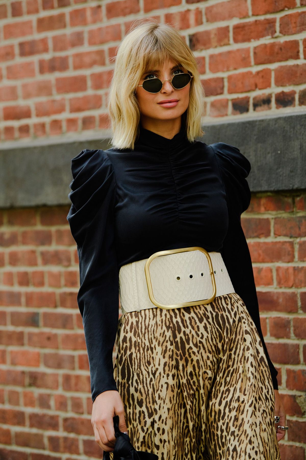 Odzież, Czarny, Okulary, Moda uliczna, Krótki top, Moda, Na ramię, Okulary przeciwsłoneczne, Żółty, Koszula,