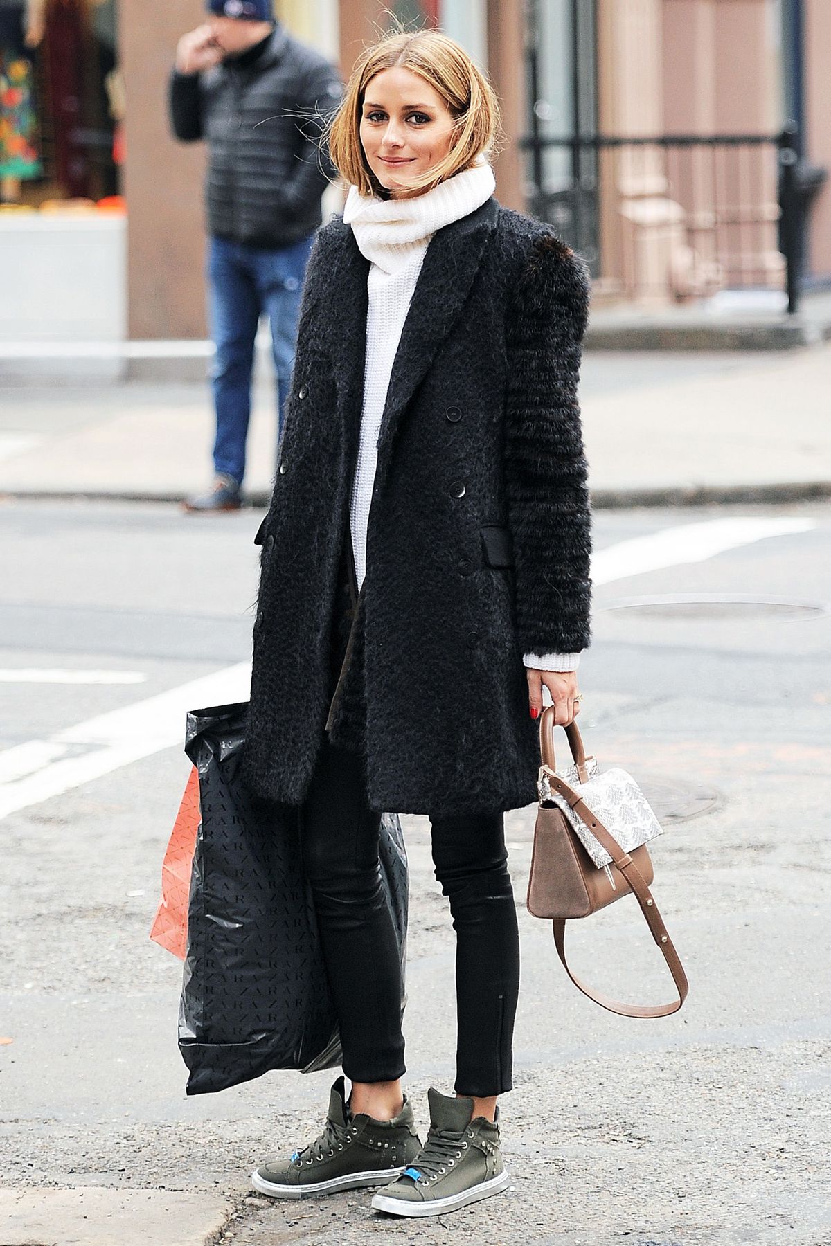 Odjeća, Obuća, Hlače, Ulica, Torba, Gornja odjeća, Kaput, Ulična moda, Stil, Modni dodatak,