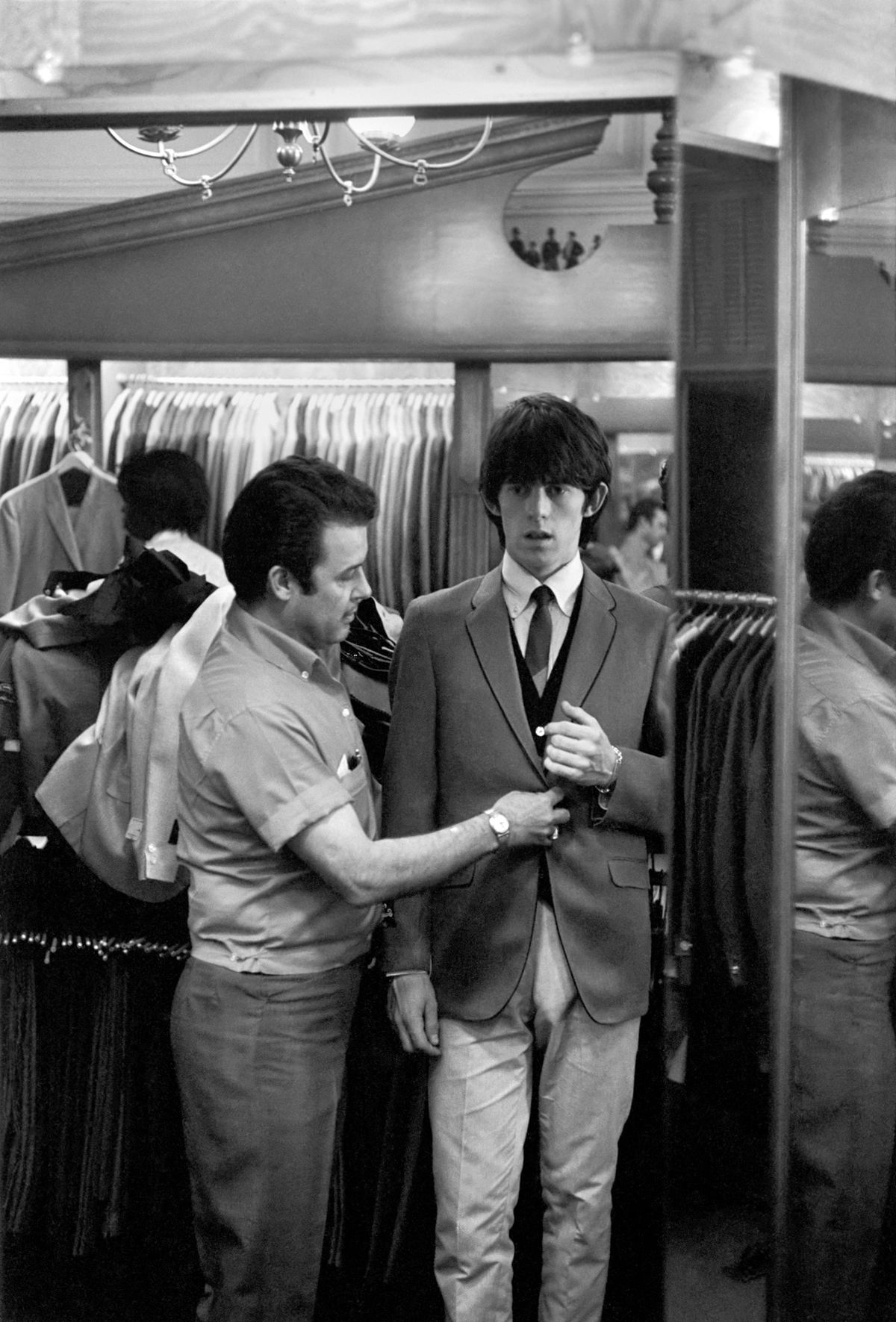 Keith Richards na manhã de 4 de junho de 1964, quando os Rolling Stones foram levados às compras por seu maniger, Andrew Loog O