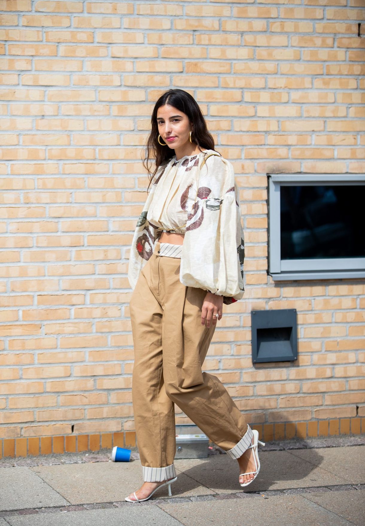 vad man ska ha på sig med khakis, idé för khakibyxor, khakibyxor och en crop top