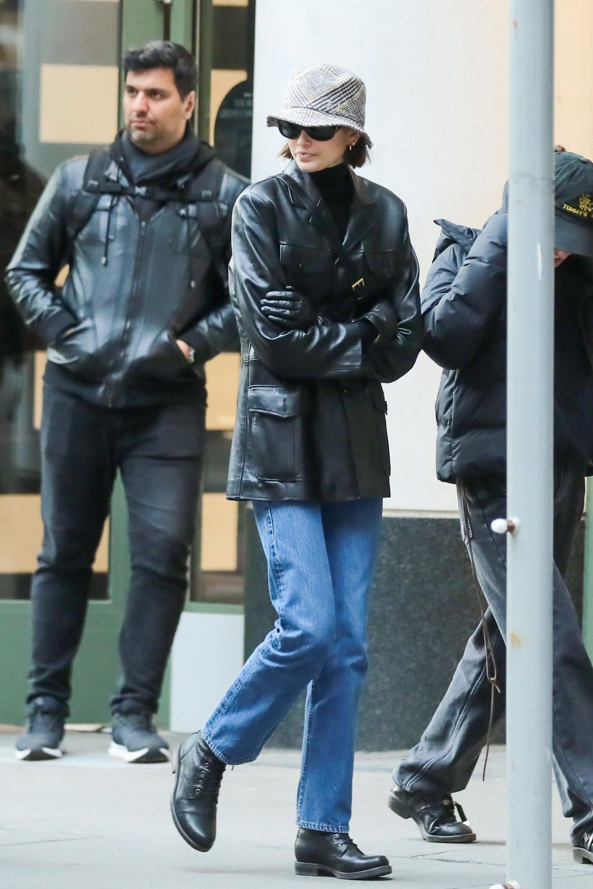 Kaia Gerber trägt einen Mantel und einen Eimerhut
