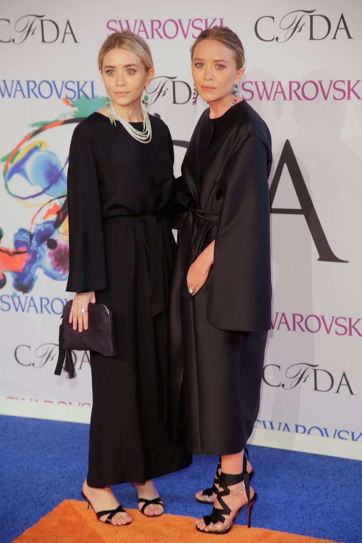 Mary-Kate und Ashley Olsen im Jahr 2014, Black Dress Outfits