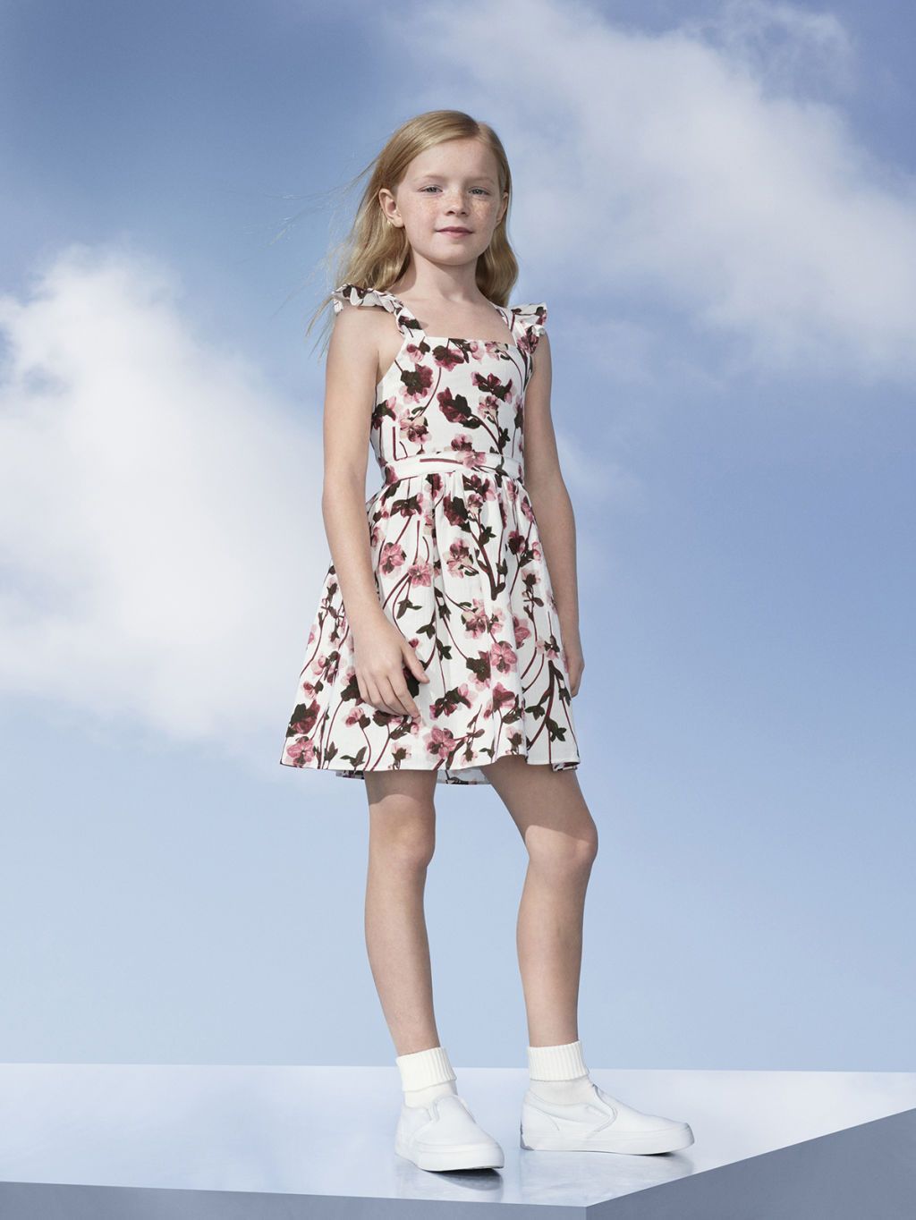 Kleidung, menschliches Bein, Kleid, Schulter, Gelenk, stehend, einteiliges Kleidungsstück, Stil, Sommer, Muster,