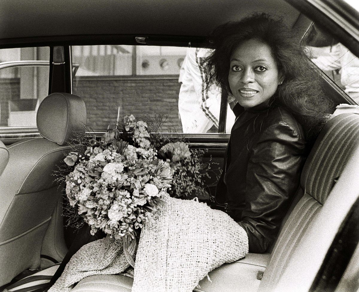 Diana Ross przybywa na lotnisko Schiphol