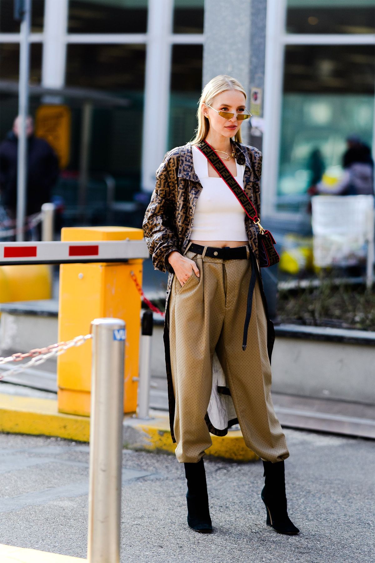Gornja odjeća, Torba, Stil, Kaput, Ulična moda, Moda, Prtljaga i torbe, Blazer, Kaki, Koljeno,