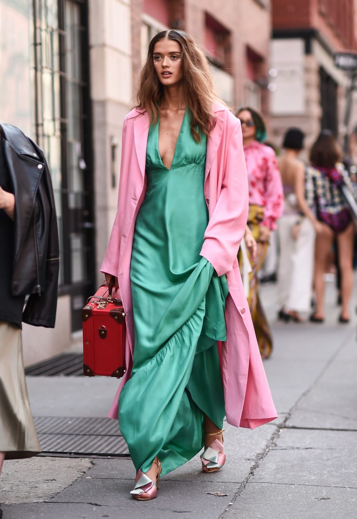 Outfit aus grünem Kleid und rosa Jacke