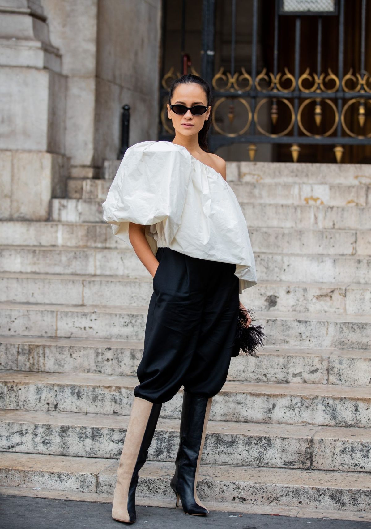 Weißes Top, schwarze Hose und Stiefel-Outfit