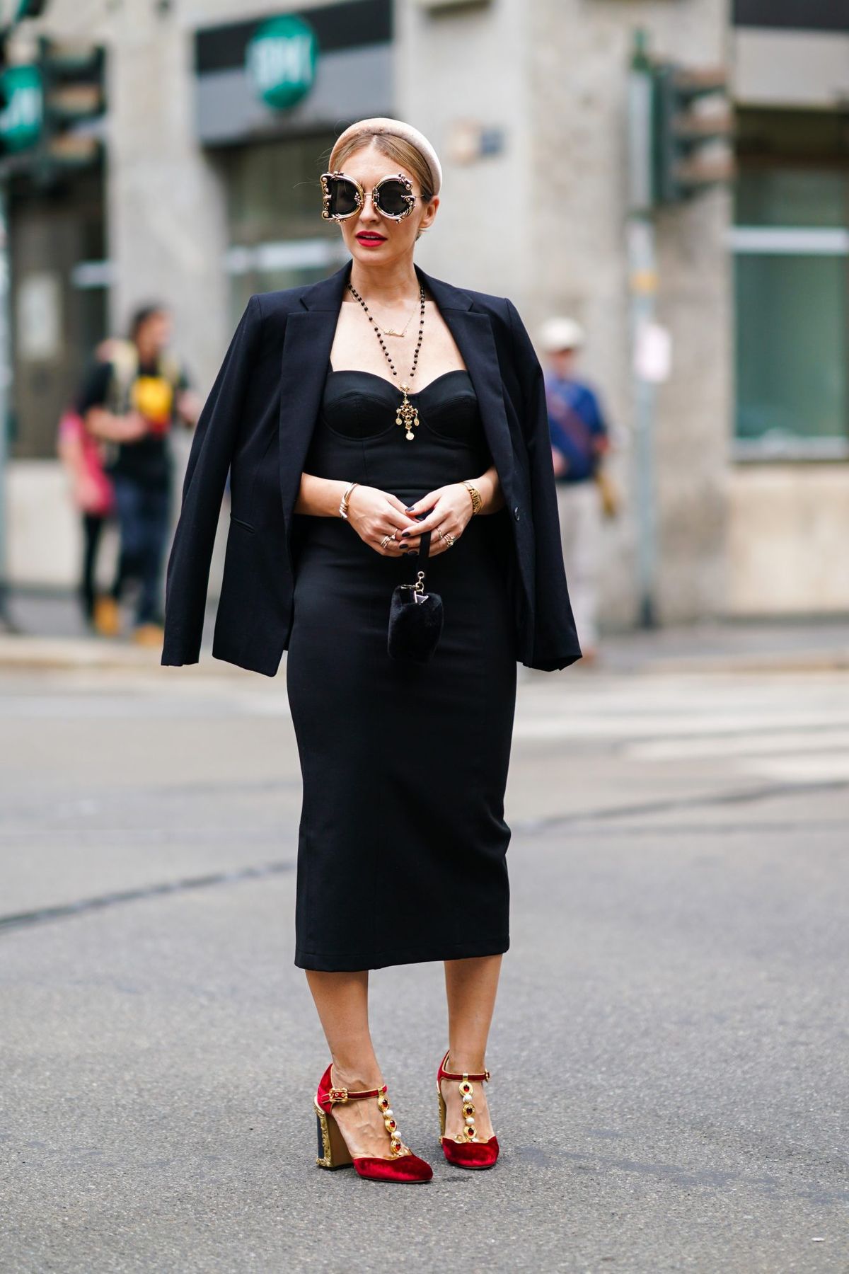 Schwarzes Kleid mit schwarzem Blazer-Outfit