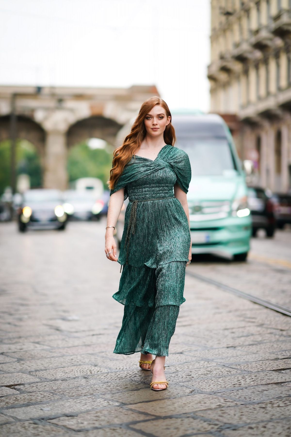 Larsen Thompson trägt ein grünes Kleid