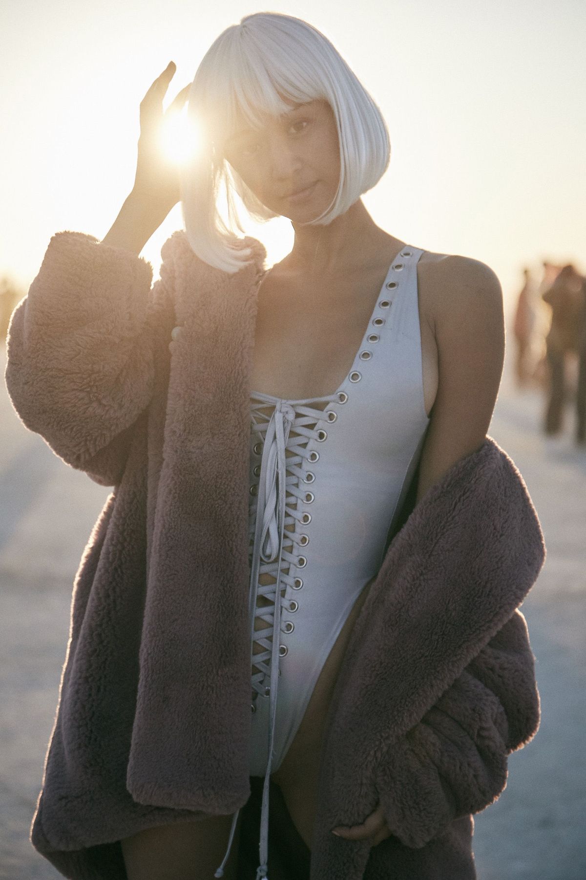 Biały, Ramię, Światło, Piękno, Podświetlenie, Odzież wierzchnia, Światło słoneczne, Moda, Wspólne, Fotografia,