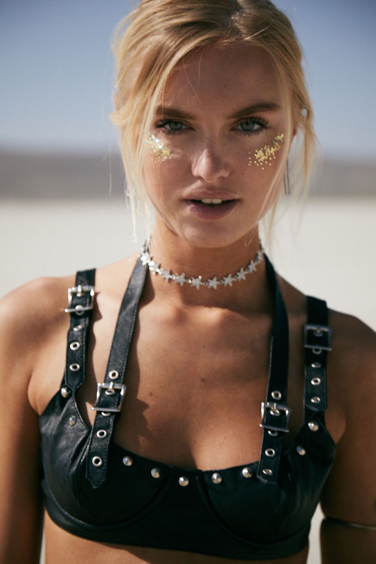 Włosy, Blond, Piękno, Fryzura, Modelka, Warga, Klatka piersiowa, Szyja, Usta, Mięśnie,