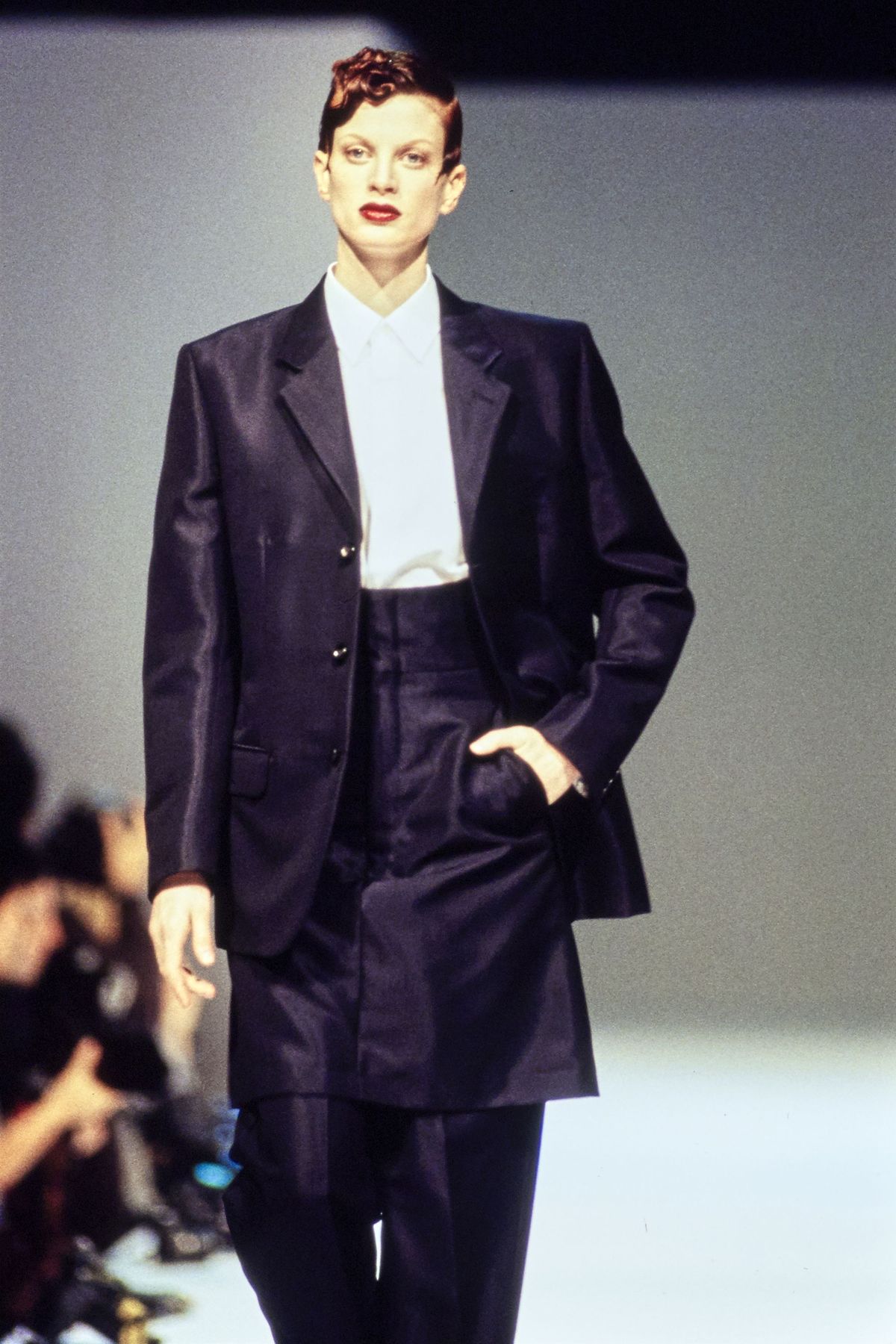 model, ki hodi po vzletno-pristajalni stezi v comme des garcons pomlad 1995 rtw show photo by guy marineaucondé nast via getty images