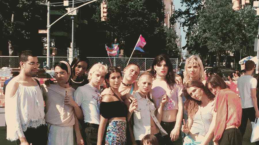 Hari Nef coloca os pés no chão com estilo (e Marc Jacobs Creepers) no Pride Weekend