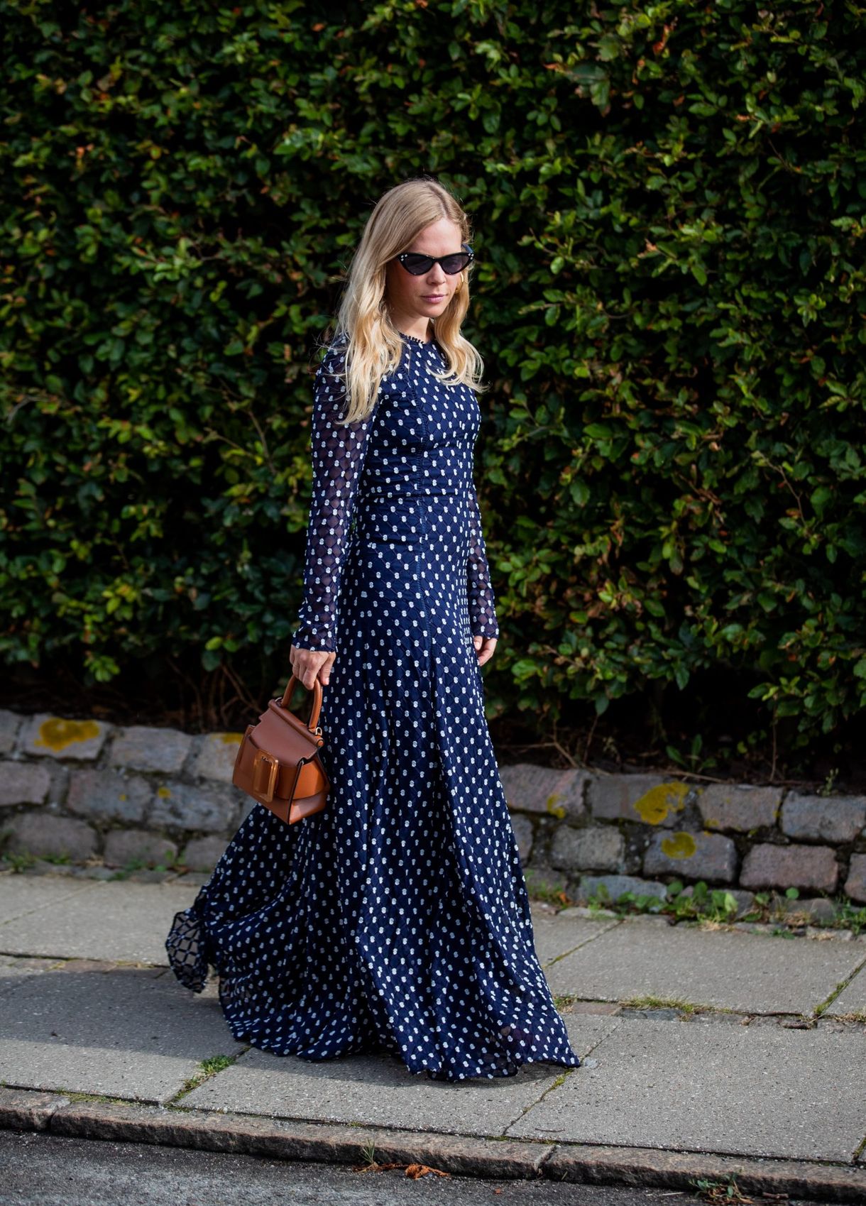 vilka färger passar med marinblå, marinblå outfitidéer